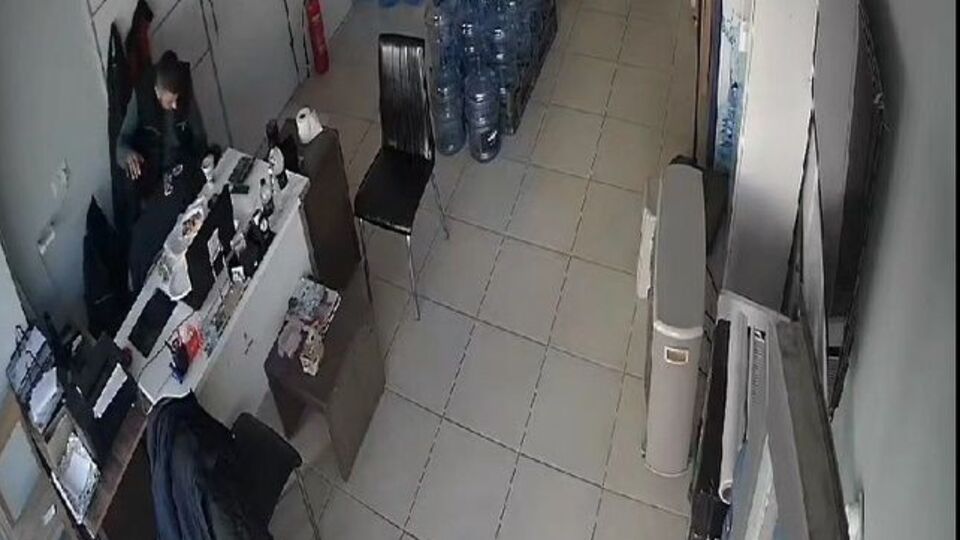 Arkadaşını 'heimlich manevrası' ile kurtardı