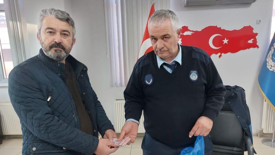 Yolda bulduğu 10 bin lirayı sahibine teslim etti