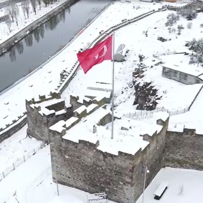 Tarihi Ardahan Kalesi karla kaplandı
