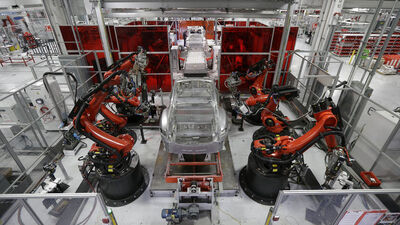 Tesla robotu, mühendise saldırdı