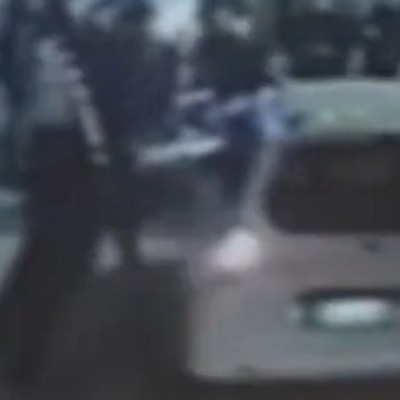  Sokak kavgasına otomobille daldı!