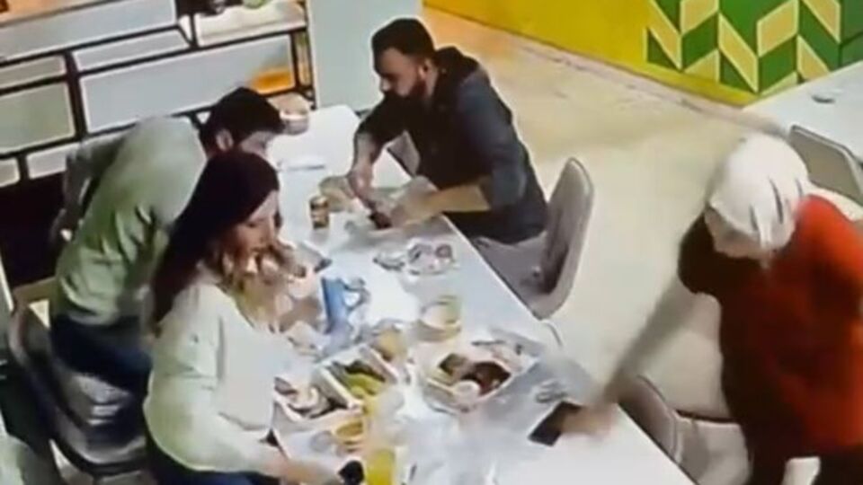 Herkes kaçtı onlar yemeğe devam etti