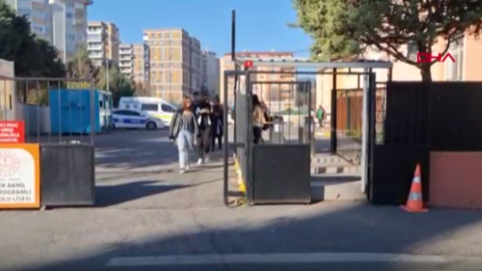 Lisenin tuvaletinde kız kızı bıçakladı!