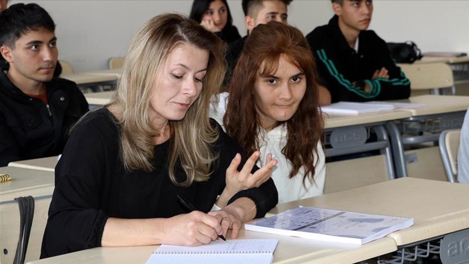 Üniversiteli anne, otizmli kızıyla aynı sırayı paylaşıyor