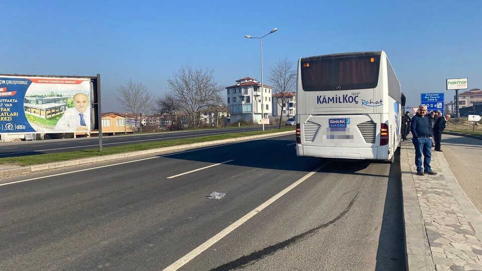 Kırmızı ışıkta geçen yolcu otobüsü kuryeye çarptı!