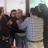 Veliler dehşet saçtı! Okulu basıp öğretmenleri dövdüler