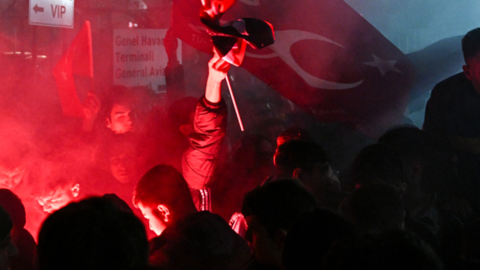 Galatasaray ve Fenerbahçe Türkiye'ye döndü!