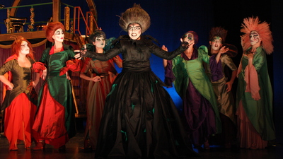 Yılın ilk günü evde tiyatro keyfi