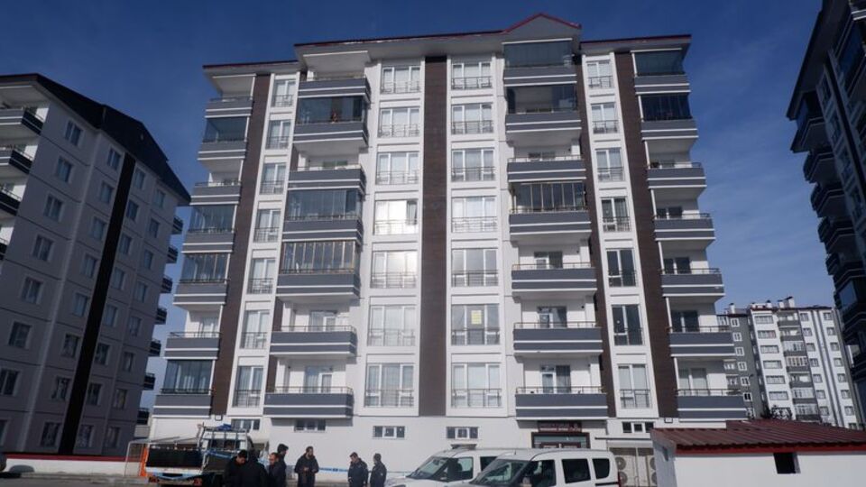 Genç kadın 4. kattan düştü