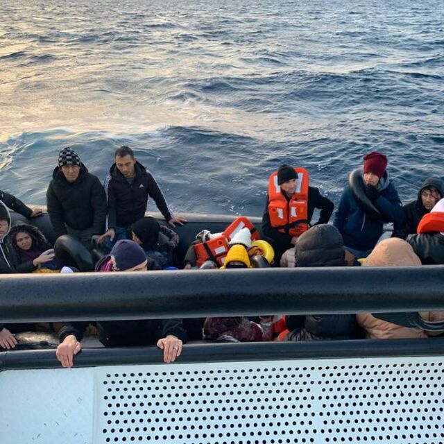 Foça açıklarında 43 düzensiz göçmen yakalandı