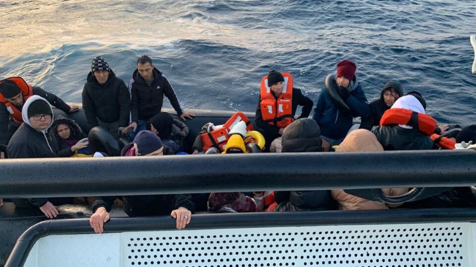 Foça açıklarında 43 düzensiz göçmen yakalandı