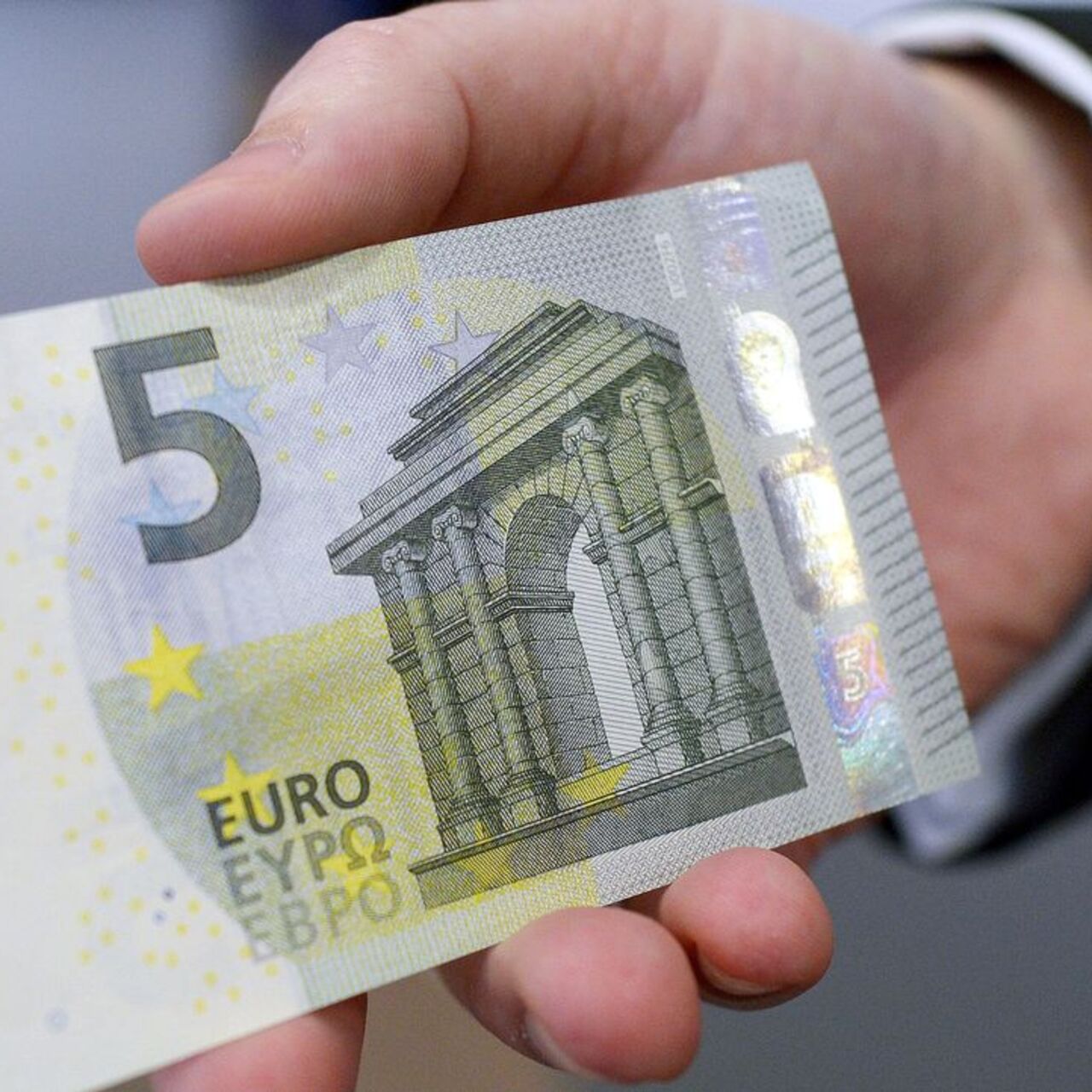5 евро в долларах. 5 Евро валюта. 5 Евро фото. Как выглядит 5 евро. Старые 5 евро.