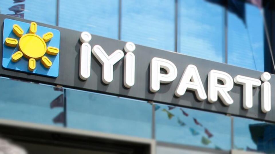 İYİ Parti'de 11 istifa