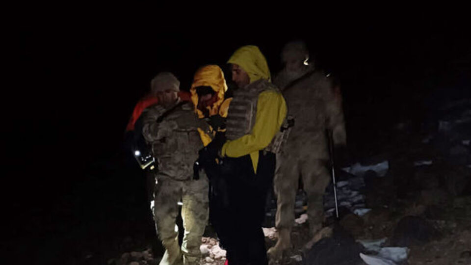 Ağrı dağına tırmanırken yaralanan turist kurtarıldı