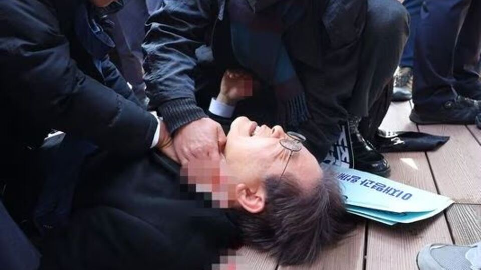 Güney Kore'de ana muhalefet liderine bıçaklı saldırı