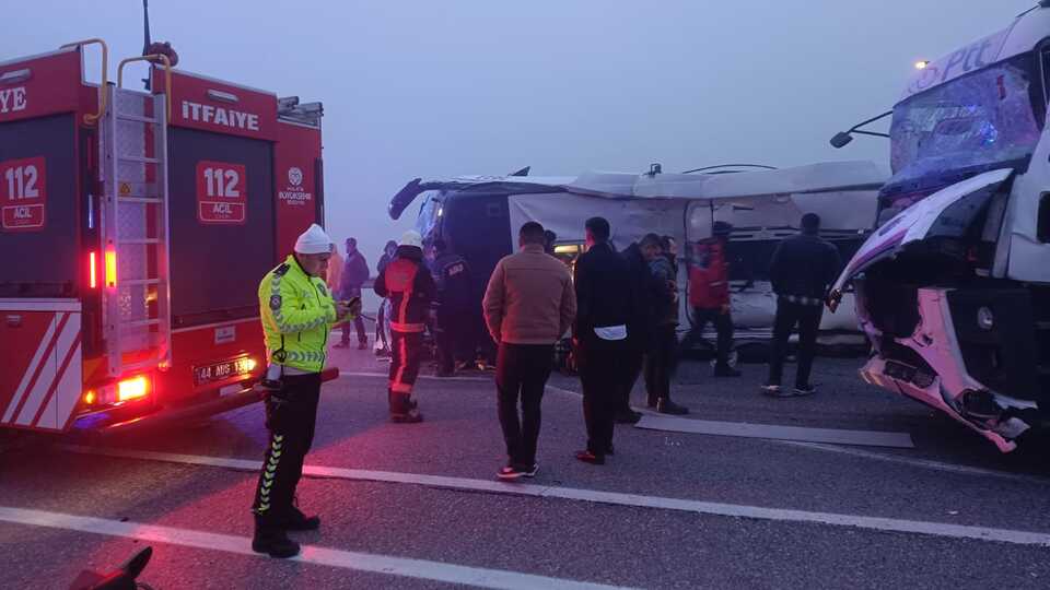 Otobüs ile kamyon çarpıştı! 4 ölü, 36 yaralı