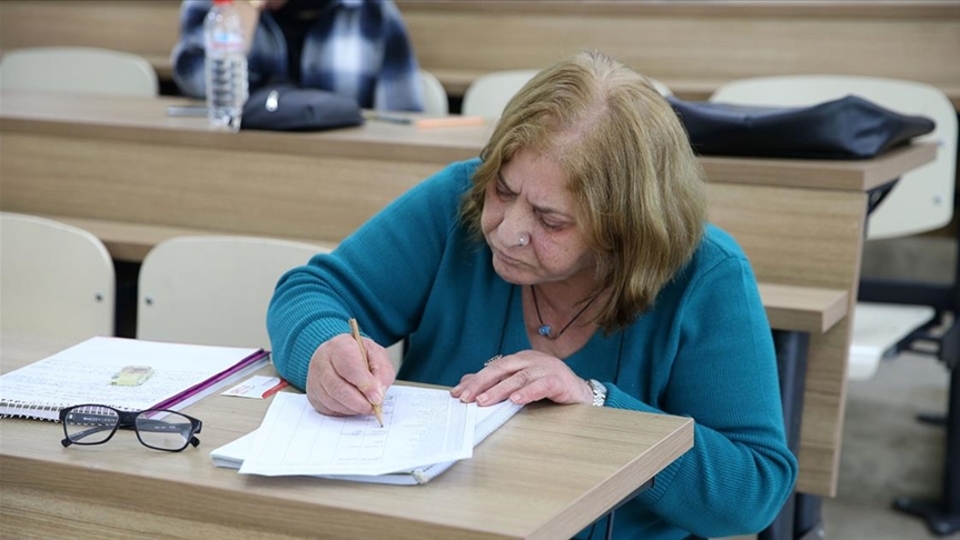 Çocukluğunda izin verilmemişti! Üniversiteyi 64'ünde kazandı