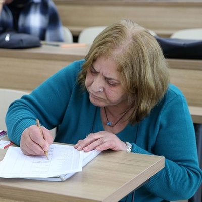 Çocukluğunda izin verilmemişti! Üniversiteyi 64'ünde kazandı