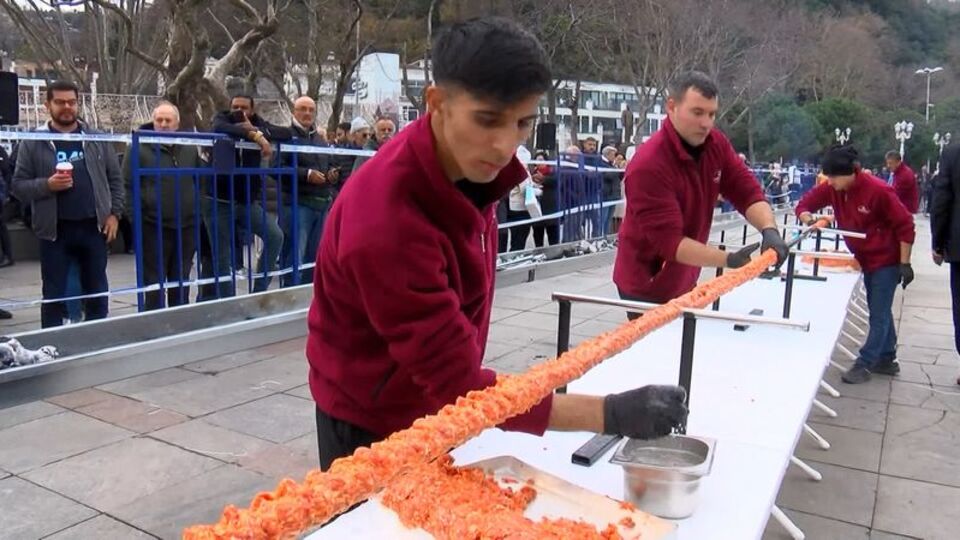 34 metrelik kebap yaptılar