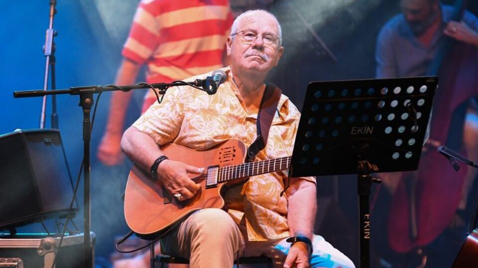 Bülent Ortaçgil 'Telvin'le sahnede