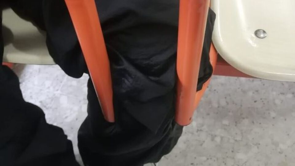 Bacağı oturağa sıkıştı, itfaiye kurtardı