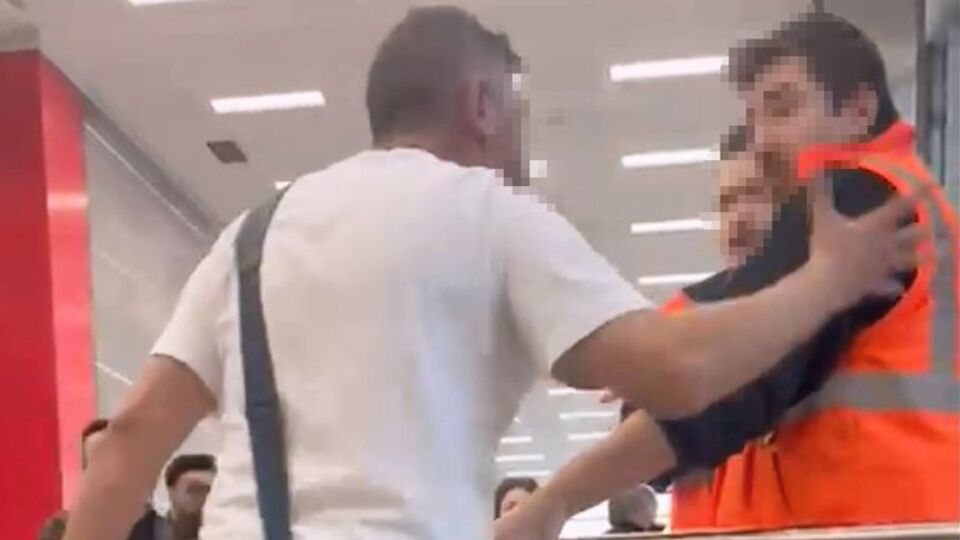 Uçak kapısını karıştırınca ortalığı birbirine kattı