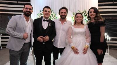 Hayranının düğününü bastı