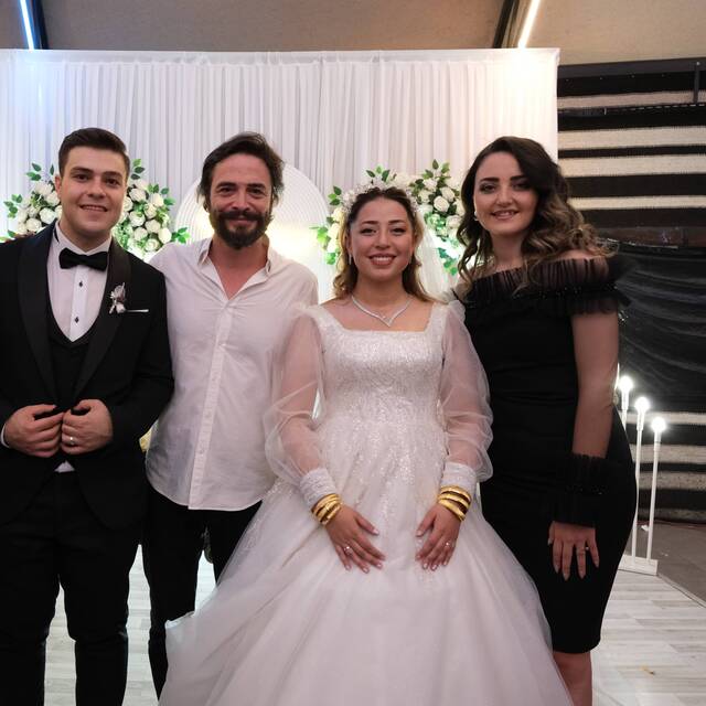 Hayranının düğününü bastı