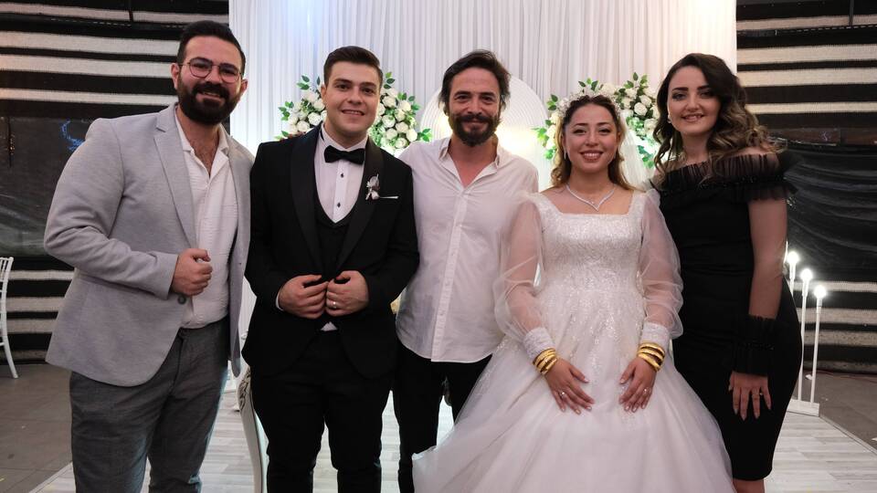 Hayranının düğününü bastı