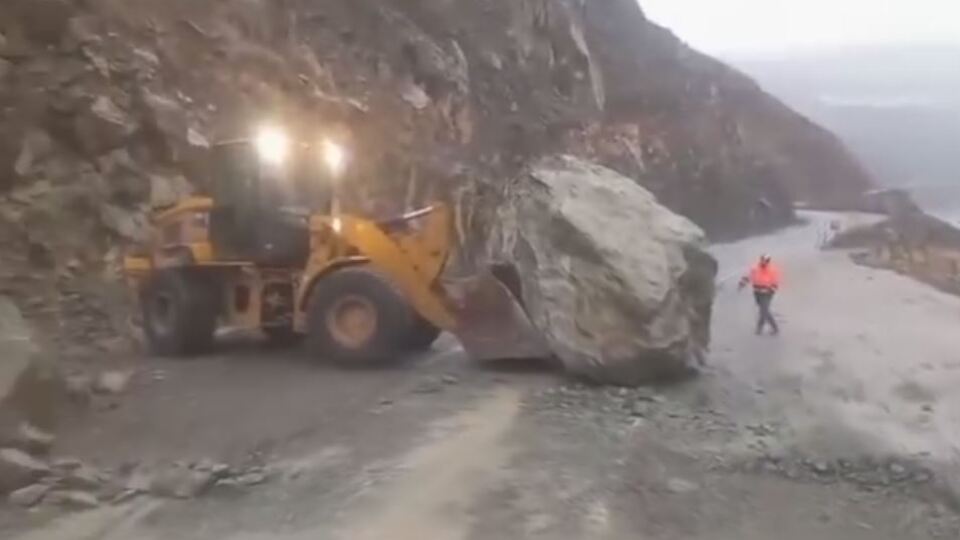 Dev kaya kara yolunu kapattı!