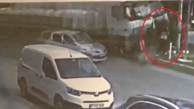 TIR, refüje çıktı! Nefeslerin tutulduğu an kamerada!