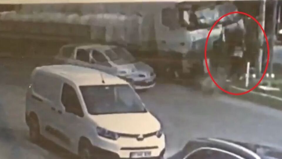 TIR, refüje çıktı! Nefeslerin tutulduğu an kamerada!