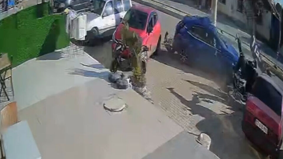 Otomobil durağa daldı! Karı koca can verdi!