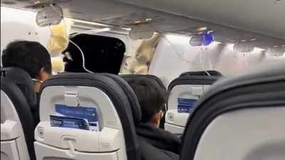 ABD'de havada büyük panik: Uçağın penceresi havada patladı