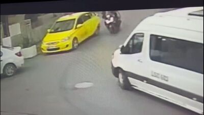 Taksideki yolcu arka kapıyı açtı! Motokurye öldü!