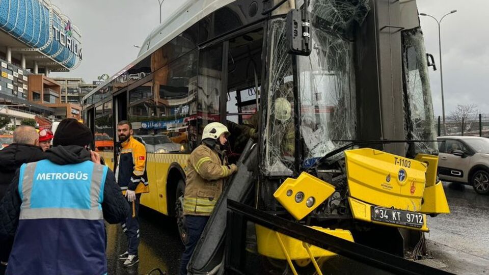 İETT otobüsü tabelaya çarptı! Yaralılar var