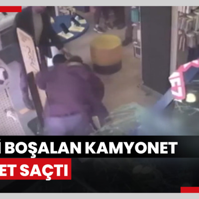 Freni boşalan kamyonet dehşet saçtı...Yayalara çarpıp iş yerine böyle daldı: 5 yaralı