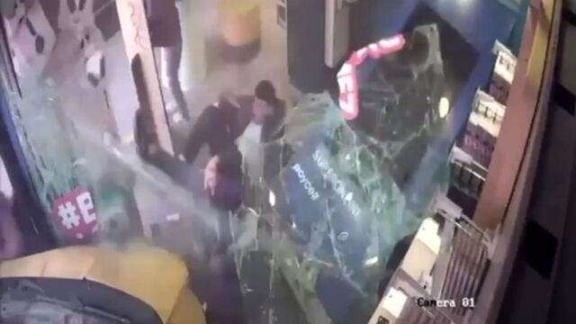 Kamyonet yayalara çarpıp iş yerine daldı!