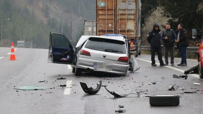 TIR'a çarpan araçtaki 1 polis hayatını kaybetti
