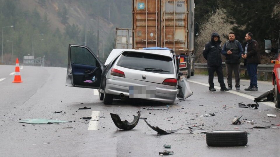 TIR'a çarpan araçtaki 1 polis hayatını kaybetti