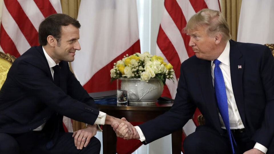 Trump Macron'un taklidini yaptı