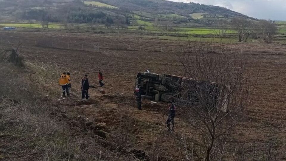 Balıkesir'de kamyon şarampole devrildi: 1 ölü
