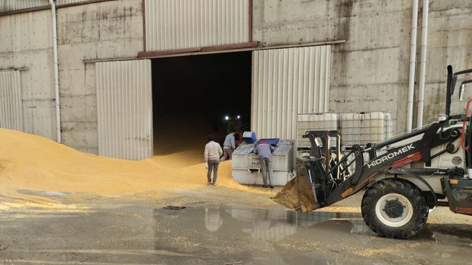 Tonlarca mısırın altında kalan işçi yaşamını yitirdi