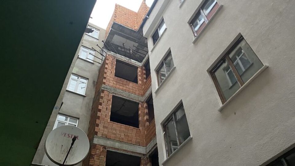 Tuğlalar düşünce deprem oldu sandılar!