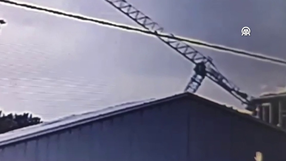 Operatörün ölümüne yol açan vinç kazası kamerada!