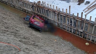 Otomobil viyadüğün temeline uçtu!