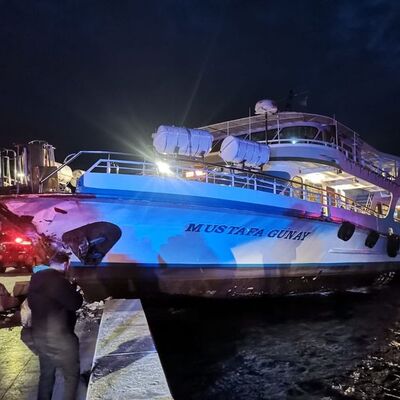 İzmir'de vapur karaya çarptı