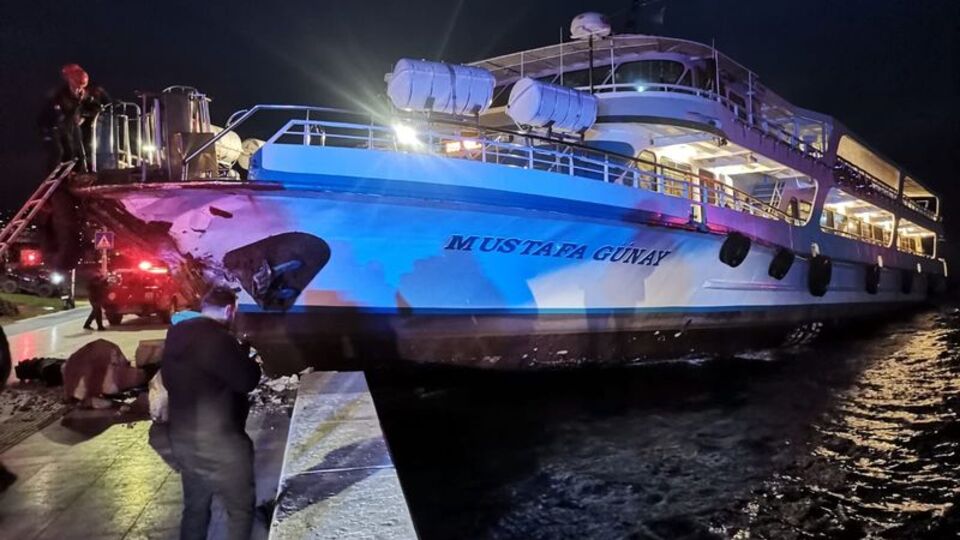 İzmir'de vapur karaya çarptı