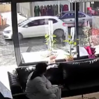  İçeride çocuk varken dükkanı kurşunladı!