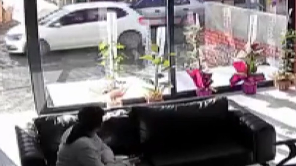 İçeride çocuk varken dükkanı kurşunladı!